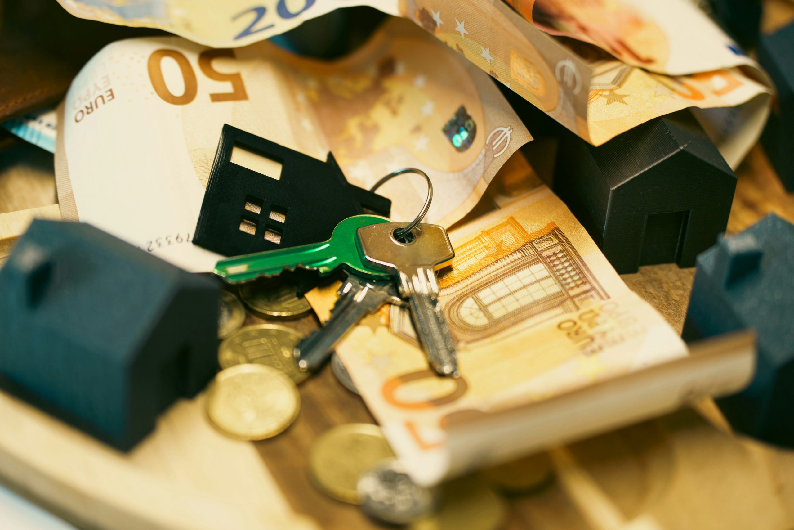 Clés de logement posées sur des billets d’euros, achat d’une résidence principale à Bordeaux