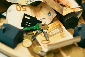 Clés de logement posées sur des billets d'euros